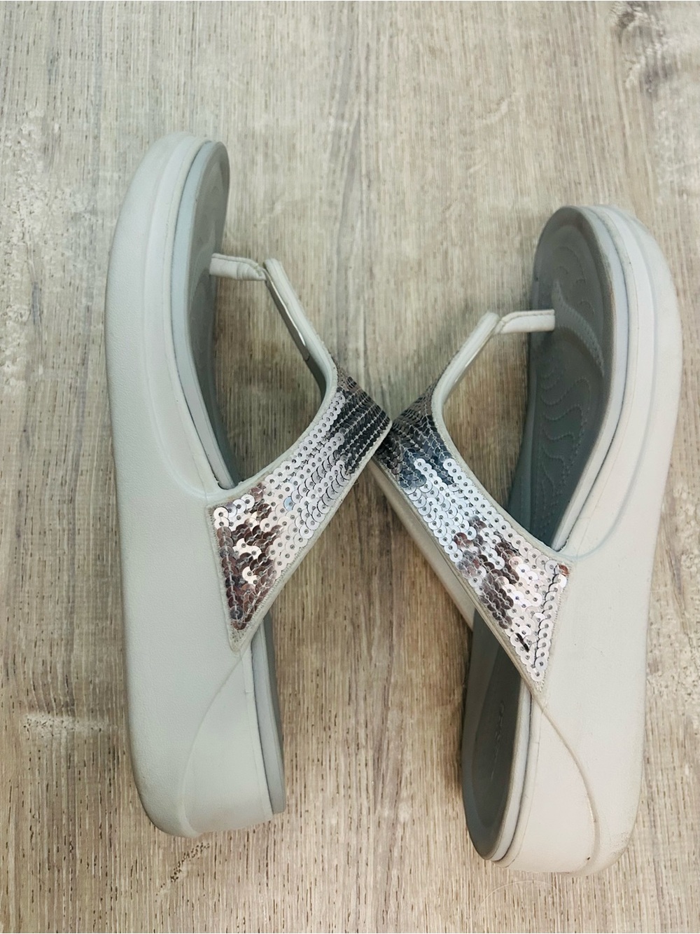 LiteRide by Crocs Silver Sequin Thong Sandals for Women - Light Gray Footbed 11 - Picture 3 of 6